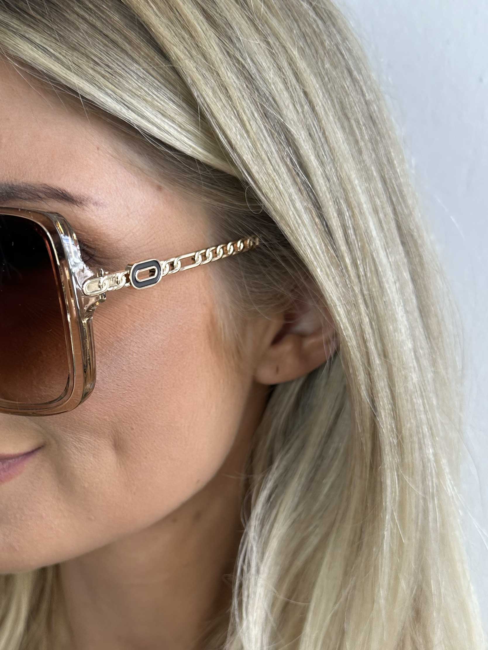 Debra - Firkantet solbriller med stel i 'lænke'